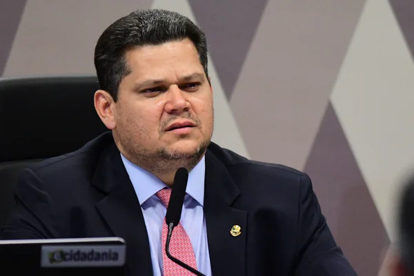 PEC das Praias imagem colorida mostra senador davi alcolumbre presidente da CCJ do Senado - Metrópoles