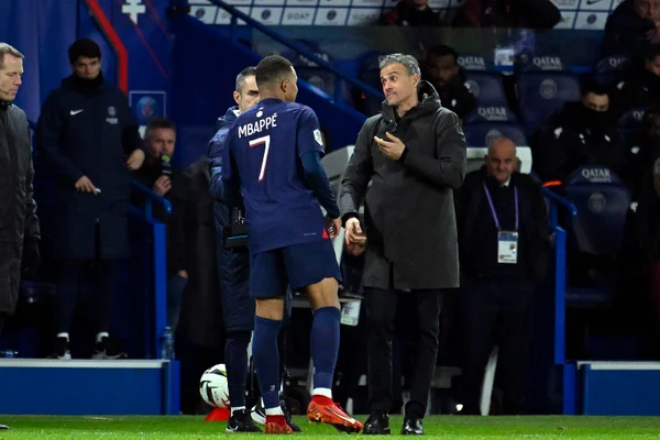 Imagem colorida de Mbappé e Luis Enrique conversando - Metrópoles