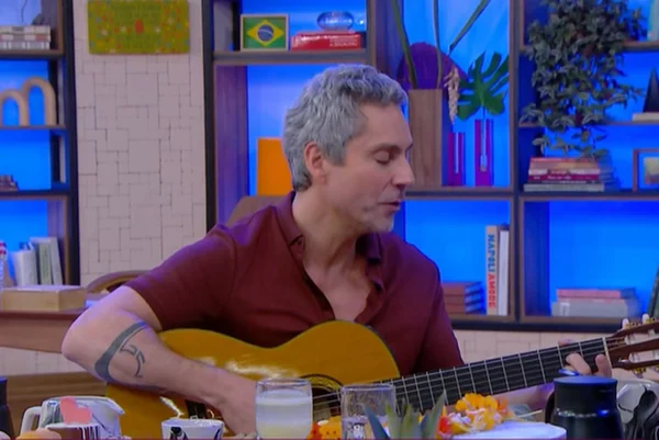 Imagem de Alexandre Nero tocando vilão durante o programa Mais Você