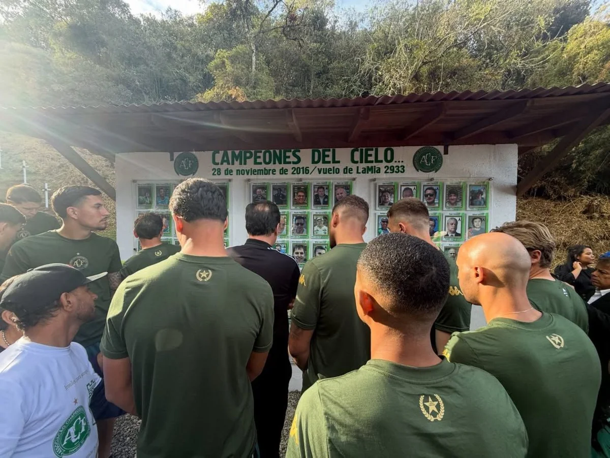 Mural em homenagem às vítimas de acidente com voo da Chapecoense Mural em homenagem às vítimas de acidente com voo da Chapecoense