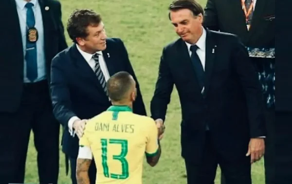 Defensor de Neymar em 2019, Bolsonaro silencia sobre Daniel Alves
