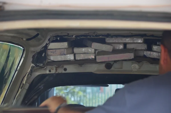 Carro funerário é usado para transportar cocaína