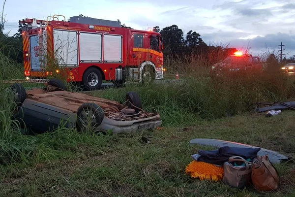 Carro capota próximo a Planaltina