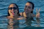 Mari Fernandez e Júlia Ribeiro tomam banho de mar
