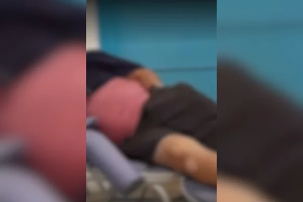 Imagem colorida de um homem tocando o órgão genital em uma cama de hospital - Metrópoles