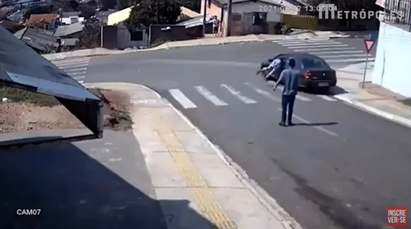 Vídeo: homem se joga dentro de carro desgovernado e puxa freio de mão