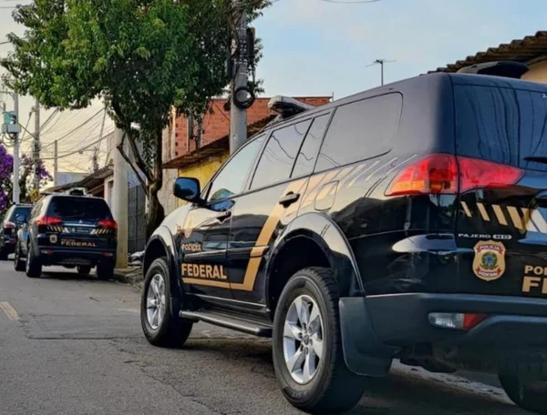 Imagem mostra veículo preto da Polícia Federal (PF) na rua - Metrópoles