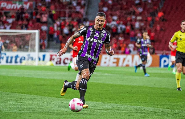 Vina, do Ceará, conduz a bola na partida contra o Internacional - Metrópoles