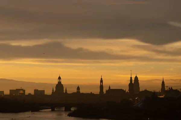 Imagem colorida mostra Nascer do sol em Dresden, na Alemanha: Europa tem temperaturas amenas no inverno - Metrópoles