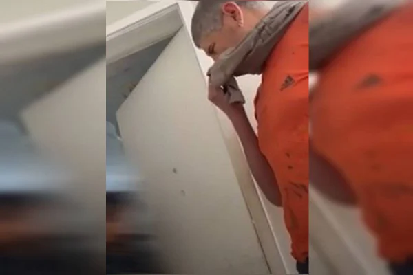 "Você desceu?", diz filho ao ver mãe com PMs após abandoná-la em fezes