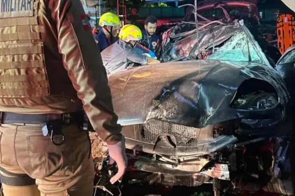 Foto de Porsche acidentado e policial militar ao lado