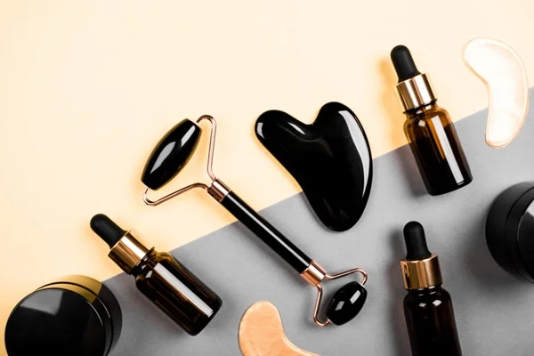 produtos de beleza em fundo preto e branco
