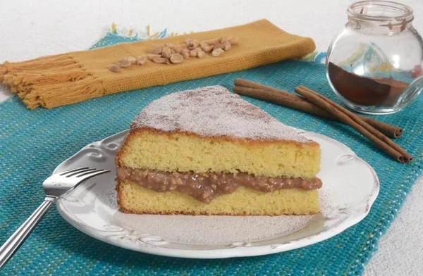 Bolo de fubá com pé de moleque