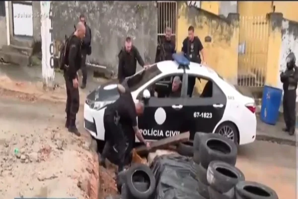 Operação: viatura da polícia fica presa em barricada do TCP. Vídeo