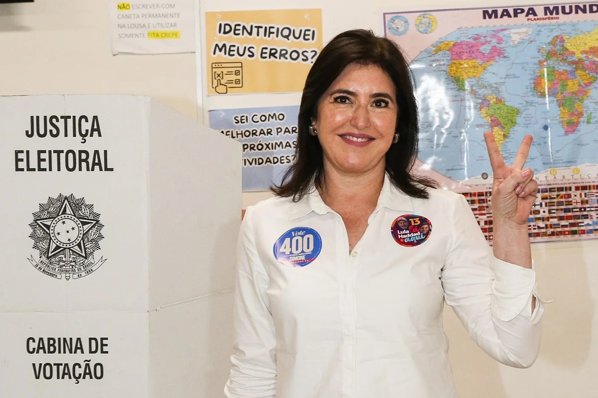 A candidata ao Senado por São Paulo fez o "V" da vitória após votar A candidata ao Senado por São Paulo fez o "V" da vitória após votar