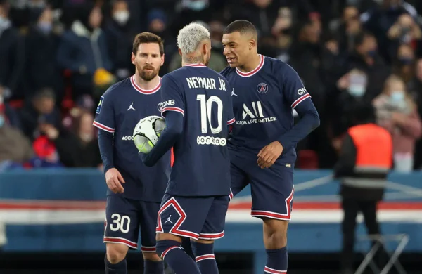 Messi, Neymar e Mbappé em campo pelo PSG