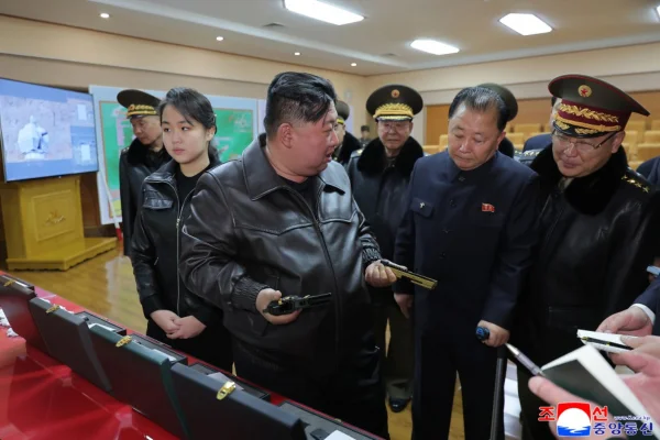 Kim Jong-un e filha visitam fábrica de munições na Coreia do Norte