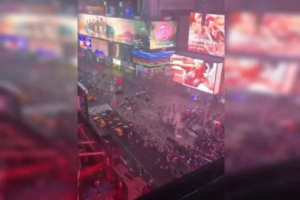 Vídeo. Barulho de moto causa pânico na Times Square e deixa feridos