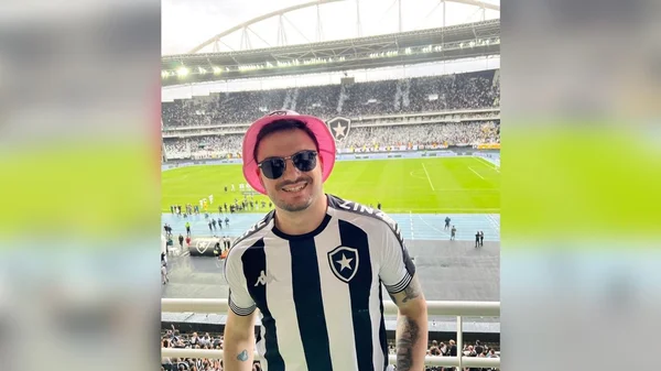 Imagem colorida de Felipe Neto no Nilton Santos
