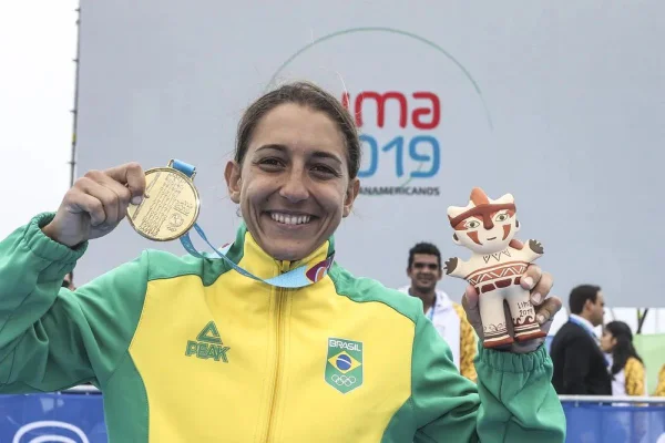 Imagem mostra a triatleta Luísa Baptista segurando medalha de ouro - Metropoles