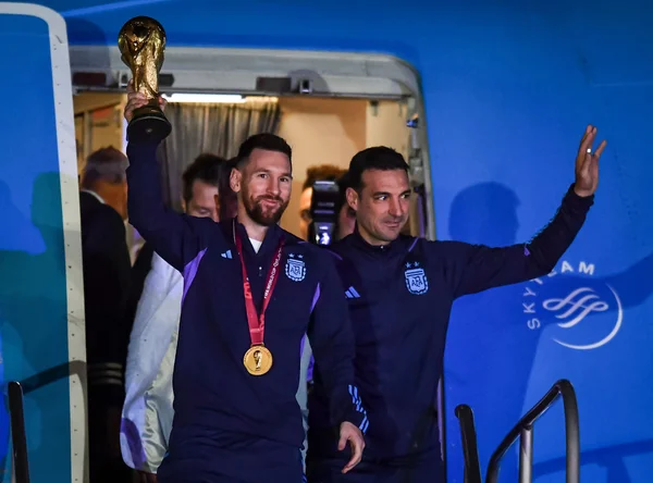 Messi desce do avião com taça - Metrópoles