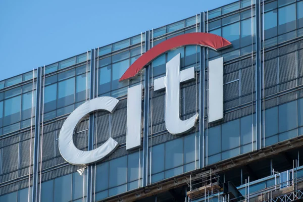 Imagem de prédio com o letreiro do Citigroup, um dos maiores bancos dos Estados Unidos - Metrópoles