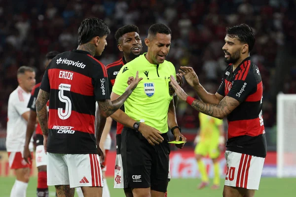 Flamengo critica arbitragem no Brasil e aponta privilégio ao Palmeiras - destaque galeria Flamengo critica arbitragem no Brasil e aponta privilégio ao Palmeiras - destaque galeria