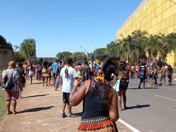 Confronto entre indígenas e PMs deixa policial ferido com flecha