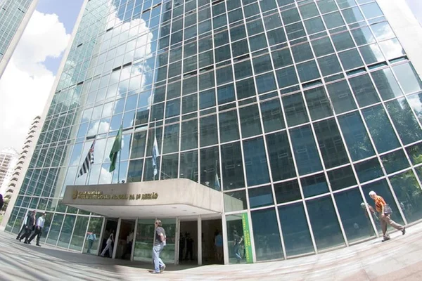 foto colorida de fachada de prédio espelhado do TRF3 em São Paulo