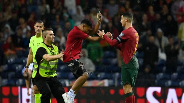 Imagemo mostra jovem ao lado do jogador Cristiano Ronaldo - Metrópoles