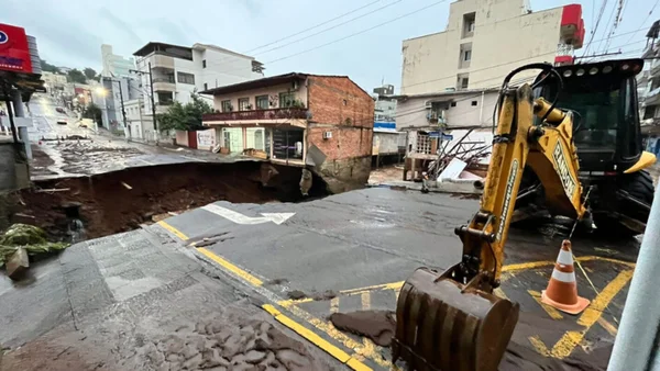 Foto colorida da cratera que "engoliu" casa em Capinzal (SC)