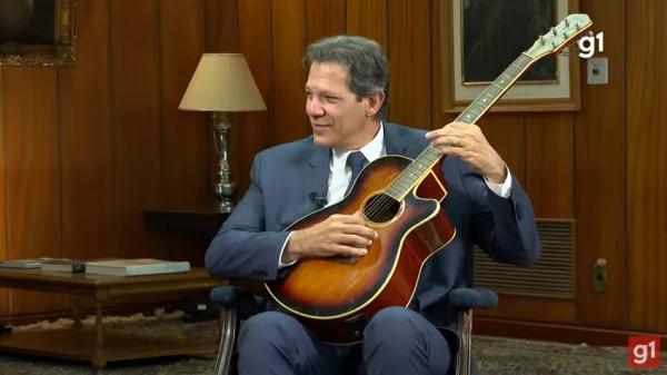 Vídeo: Haddad toca Blackbird, dos Beatles, durante entrevista