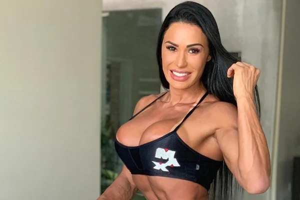 Gracyanne Barbosa empina o bumbum e bolinhas em roupa viram bolões