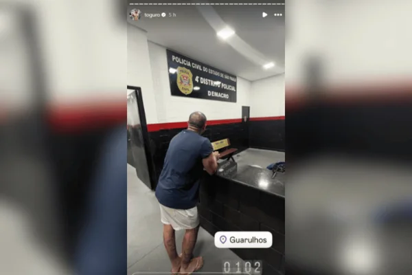 Imagem colorida do influenciador Toguro dentro de distrito policial em Guarulhos - Metrópoles