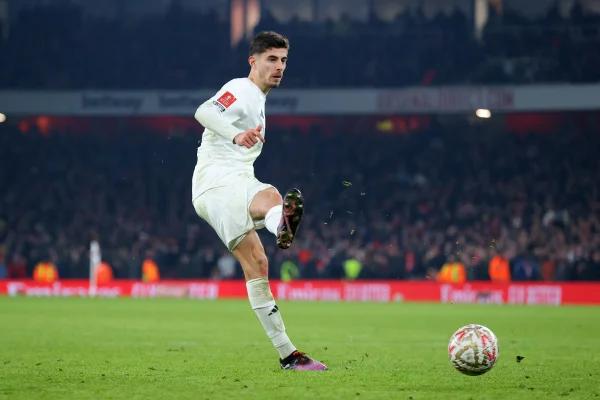 Foto colorida de Kai Havertz, ao bater pênalti contra o Manchester United - Metrópoles