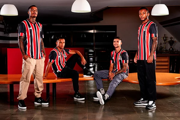 Imagem colorida dos jogadores do São Paulo com o novo uniforme - Metrópoles