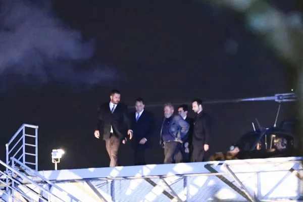 Imagem colorida mostra lula sendo transportado - Merópoles