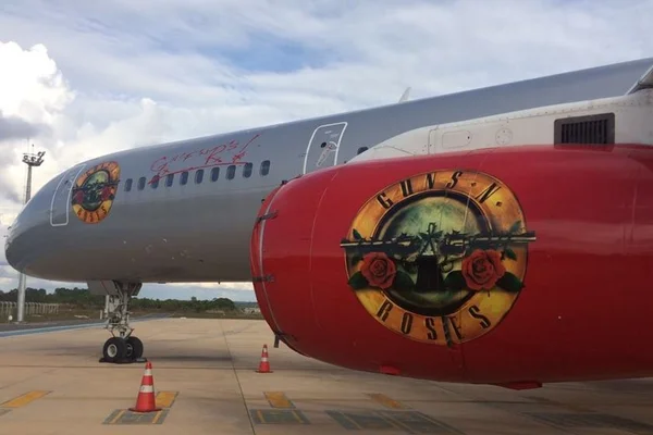 Guns N’ Roses chega a Brasília a bordo de avião personalizado