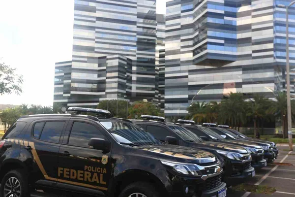 Novo prédio da Polícia Federal no dia da inauguração da estrutura, localizada na W3 Norte. Na foto, carros da corporação estão estacionados - Metrópoles