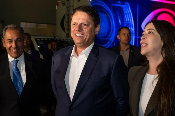 “Temos que sair dessa discussão”, diz Tarcísio sobre urnas eletrônicas