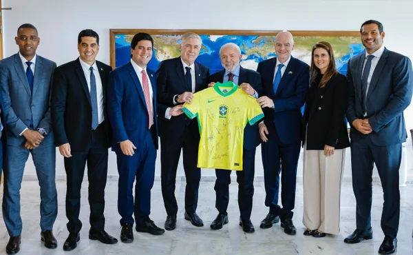 Membros da CBF e Fifa ao lado de Lula em reunião realizada em Brasilia