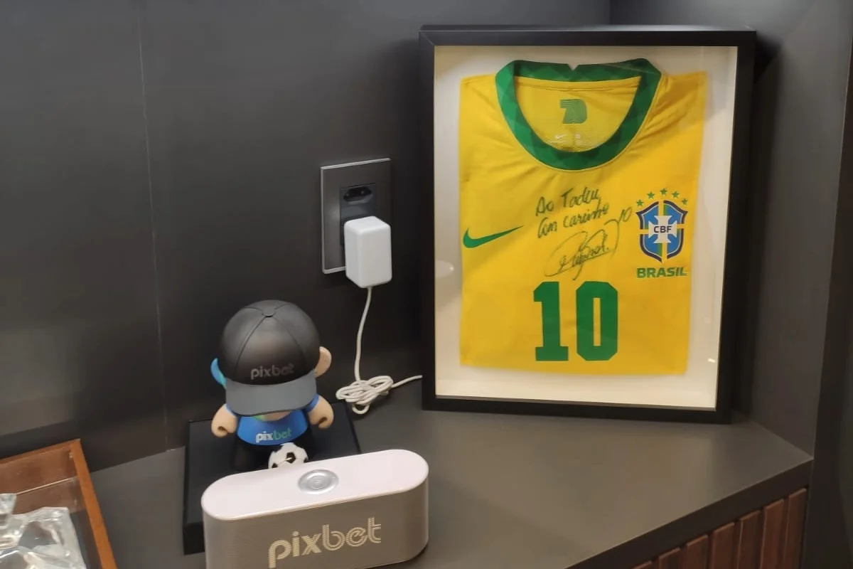 Mansão de Wilians alvo da PF tem camisa autografada e itens da F1 - imagem 2 Mansão de Wilians alvo da PF tem camisa autografada e itens da F1 - imagem 2