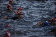 Nado no Lago Paranoá durante a prova de triatlo Nado no Lago Paranoá durante a prova de triatlo