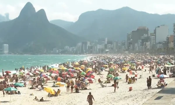 Rio tem começo de feriado com praias lotadas e Operação Verão antecipada