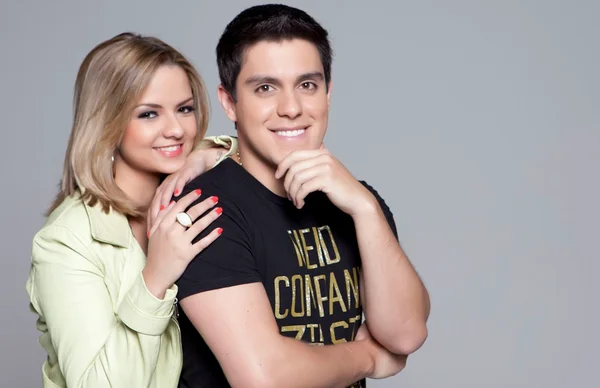 Cantora Maria Cecília mostra barriga de gravidez e fala sobre estrias
