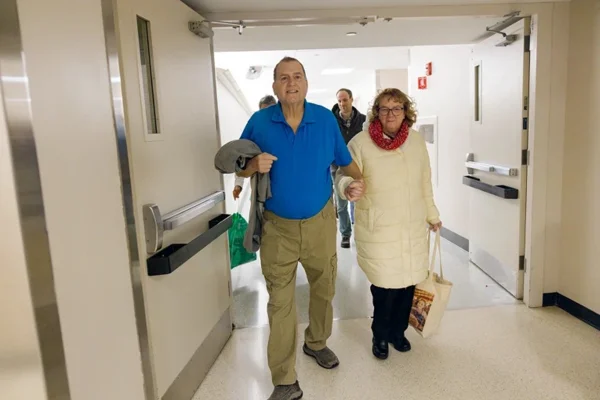 Imagem colorida de homem com transplante de rim de porco - Metrópoles