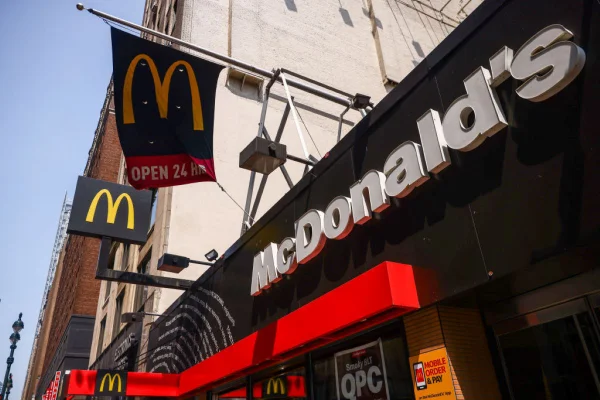 Imagem colorida de McDonald's - Metrópoles