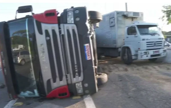 Foto colorida de caminhão de carne tombado na marginal do tietê - Metrópoles