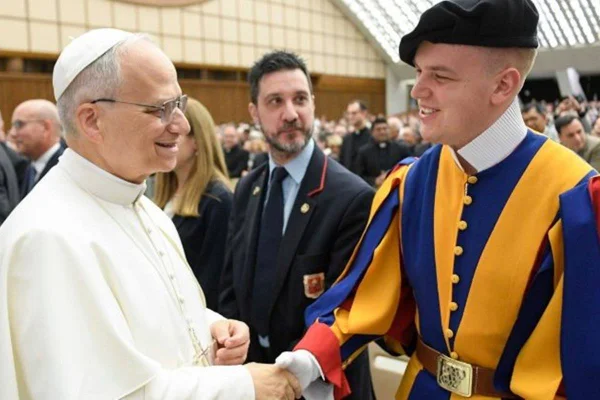 Foto colorida de papa Leão XIV com funcionários do Vaticano - Metrópoles