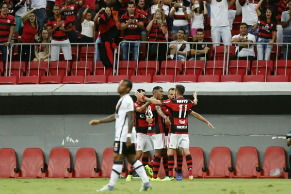 Cruzar bolas na área é a única jogada do Flamengo de Paulo Sousa